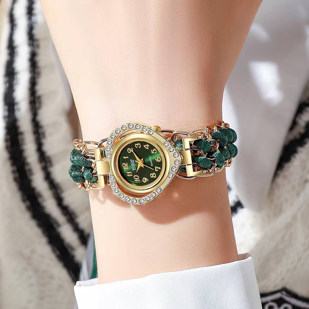 Модные женские часы со стразам – обзор и цена Open Heart Watch